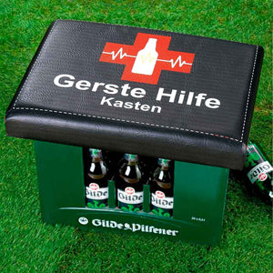 Bierkastensitz auf einem Bierkasten mit Spruch, Gerste Hilfe Kasten und einem roten Kreuz
