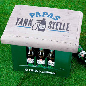 Geschenkidee für den Papa. Biekastensitz mit der Aufschrift Papas Tankstelle. Origenelles Bierkastenpolster auch für Kölsch geeignet.