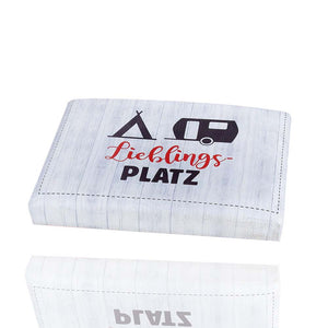 Bierkastensitz für Camper, Spruch Lieblingsplatz. Auf dem Sitzpolster für den Bierkasten ist ein Zelt, ein Wohnwagen und der Spruch zu sehen.