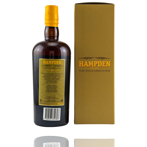 Die Flasche Hampden Estate Pure Single Jamaican Rum steht neben der schönen Verpackung die mitgeliefert wird.