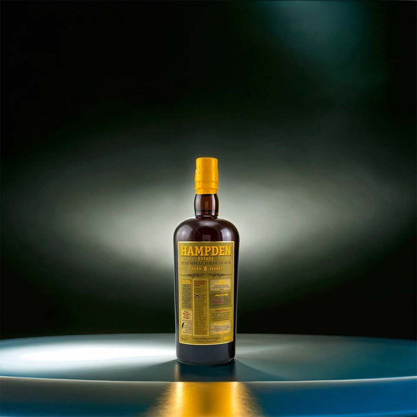 Auf einem silbernen Tablett steht die schöne Flasche Rum aus der Karibik. Auf ihr steht Hampden Estate Pure Single Jamaican Rum