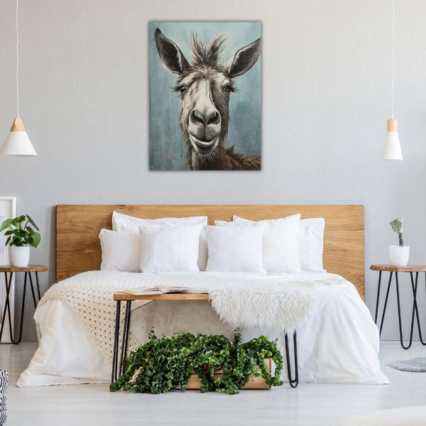 Ein lächelnder Esel schaut von einem Gemälde welches über dem Bett im Schlafzimmer hängt.
