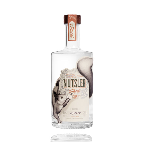 Der leckere Haselnussschnaps aus dem Schwarzwald kommt in einer formschönen Flasche mit einem Eichhörnchen darauf abgebildet