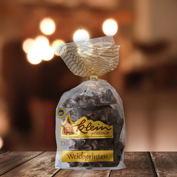 Printen mit Zartbitter-Schokolade und Nüssen der Printenbäckerei Klein! Diese  schmackhaften  Printen mit ganzen Haselnüssen und dunkler Schokolade sind äußerst beliebt und versprühen ein wunderbares vorweihnachtliches Aroma.