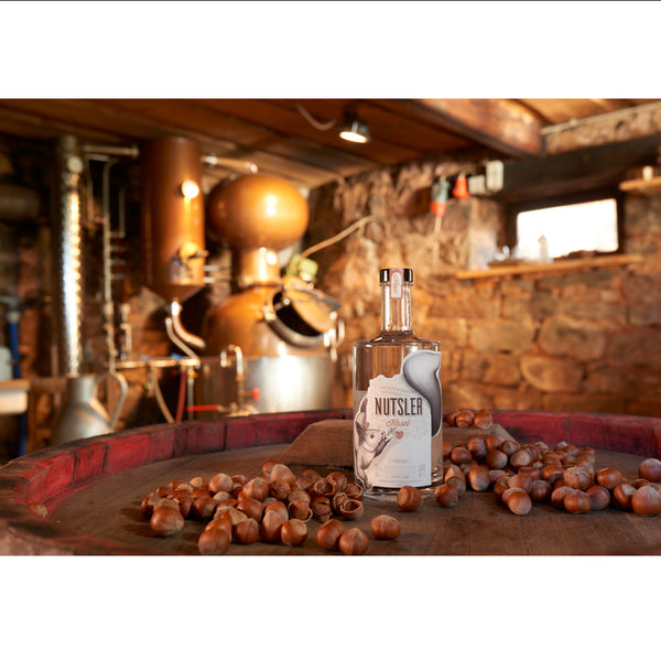 NUTSLER hat die Nuss Spirituose völlig revolutioniert. Durch das besondere Nussröstungsverfahren bringt NUTSLER den Nussgeschmack in Perfektion ins Glas.