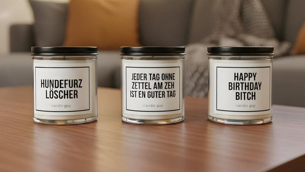 Drei lustige Candle Guy Duftkerzen auf einem Holztisch im Wohnzimmer: 