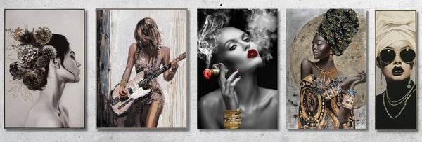 Eine Auswahl von fünf modernen Frauenporträts in verschiedenen Kunststilen, nebeneinander an einer Betonwand hängend: von floraler Schwarz-Weiß-Fotografie über Pop-Art-Malerei