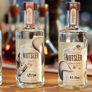 Feinste Edelbrände von NUTSLER stehen auf Bartisch