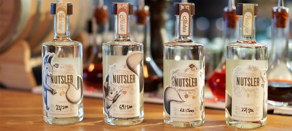 Feinste Edelbrände von NUTSLER stehen auf Bartisch