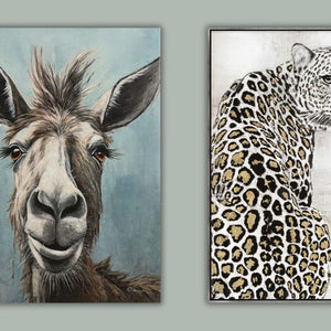 Tierische Kunstwerke. Ein Gorilla, ein Schneeleopard, ein Esel und ein Golden Red River sitzen nebeneinander. Alle Vier sind Gemälde.