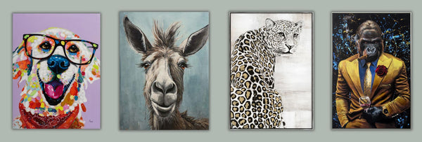 Tierische Kunstwerke. Ein Gorilla, ein Schneeleopard, ein Esel und ein Golden Red River sitzen nebeneinander. Alle Vier sind Gemälde.