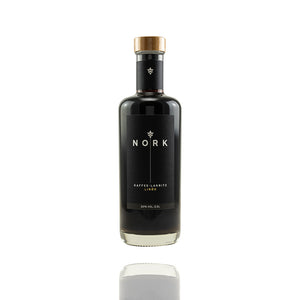 Der schwarze Kaffee-Lakritz-Likör mit seiner klaren Seele und der unverkennbaren "wach"-Note ist der ideale Begleiter für lange Nächte. Egal, ob du ihn pur genießt oder als Zutat für deinen persönlichen Lieblingsdrink verwendest, der Likör wird dich begeistern.   