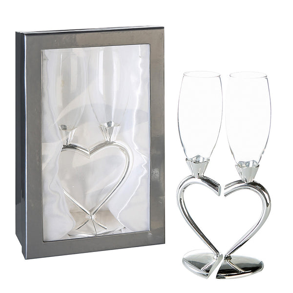 Das 2teilige Set Champagnerglas "Love" wird in einer dekorativen, silberfarbenen Geschenkbox geliefert, die innen mit weißem Stoff ausgekleidet ist. Dies macht das Geschenk nicht nur visuell ansprechend, sondern auch besonders edel.. Geschenkidee zur Hochzeit oder für den Heiratsantrag..