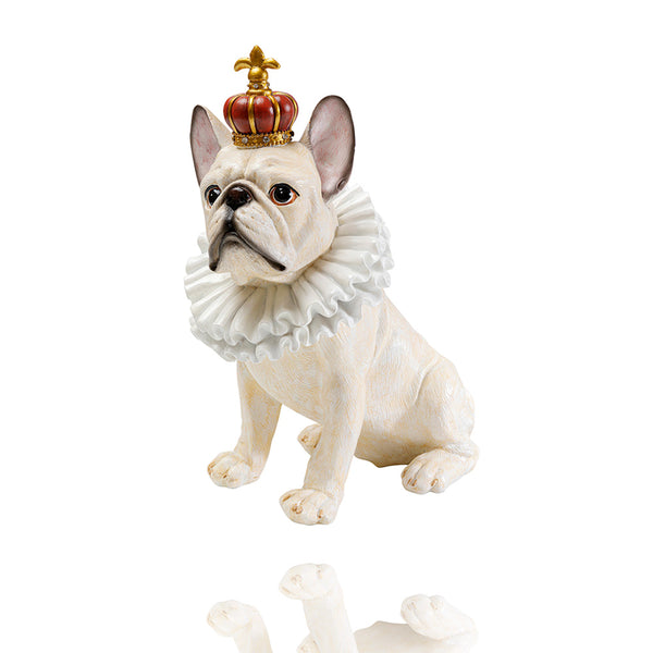 Sitzende weiße französische Bulldogge mit einer rotgoldenen Krone und einem beeindruckenden Faltenkragen.