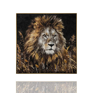 Dieses Gemälde von einem großen Löwenmännchen strahlt Stärke und Überlegenheit aus, was es zu einer idealen Ergänzung für Büros oder Räume macht, die in warmen Erdtönen mit schwarzen Akzenten eingerichtet sind.