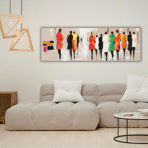 Großes Wandbild mit farbenfrohem Modenschau-Motiv, stilvoll platziert über einer gemütlichen beigen Design-Couch. Elegante Raumgestaltungsidee mit einem modernen Gemälde im Querformat für ein helles Wohnzimmer.