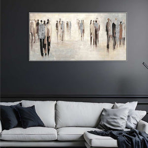 An einer grauen Wand hängt ein Acrylgemälde mit Rahmen. Die Farben sind Erdtöne und auf dem Bild sind Menschen die sich unterhalten zu sehen.