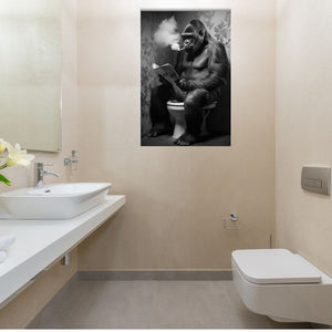In einer Gästetoilette hängt eine Bild von einem Gorilla. Der Affe sitzt mit einer Zeitung auf dem Klo und raucht genüsslich eine Zigarette.
