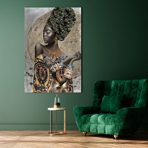 Auf dem Bild sieht man eine afrikanische Frau mit buntem Gewand und großem Turban. Sie trägt eine goldfarbene Halskette und große Ohrringe.