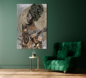 Auf dem Bild sieht man eine afrikanische Frau mit buntem Gewand und großem Turban. Sie trägt eine goldfarbene Halskette und große Ohrringe.