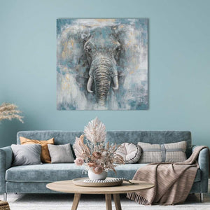 Eine Bild von einem Elefantenkopf der aus dem Nebel kommt hängt in einem blau gestalteten Wohnzimmer.