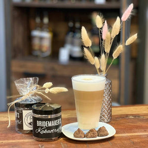 Bridemakers Kakaotrüffel ist die leckere Geschenkidee. Besonders gut passen sie zu einer Tasse Kaffee oder wie hier im Bild zum Latte Macchiato im Glas serviert