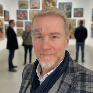 Der BRIDEMAKER ist auf Messen und in Galerien unterwegs, um sich von neuen Gemälden inspirieren zu lassen. In dieser Art Galerie gibt es farbenfrohe Gemälde im Pop up Style