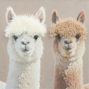 Zwei Lamas mit Frisuren aus Kunstfell auf einem Bild in Erdtönen. 