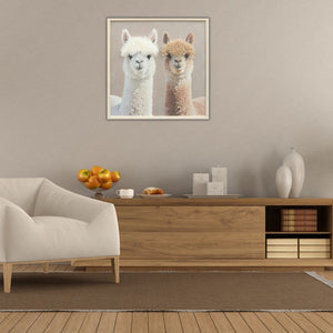 Quadratisches Alpaka Wandbild im hellen Holzrahmen über einem Holz-Sideboard. Modernes Alpaka-Gemälde im Wohnzimmer, ideal für eine gemütliche Wandgestaltung in warmen Naturtönen.