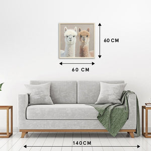 Größenübersicht des Wandbildes Best_Lama_Buddys_Bild_Gemälde_Maße.jpg im Onlineshop. Das quadratische Alpaka-Gemälde ist mit den Maßen 60 cm x 60 cm gekennzeichnet und hängt zur Veranschaulichung der Größe über einer 140 cm breiten Couch.