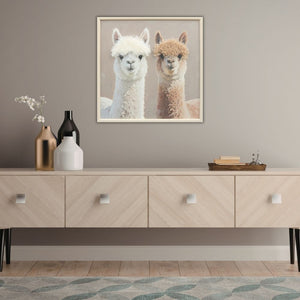 Harmonische Raumgestaltung mit dem Wandbild Best_Lama_Buddys_Bild_Gemälde_Rahmen.jpg. Das gerahmte Alpaka-Gemälde im quadratischen Format hängt über einer hellen Holzkommode mit minimalistischen Vasen und Deko-Objekten in einer modernen, skandinavischen Wohnung.
