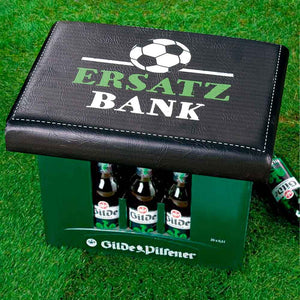Bequemer Bierkastensitz mit der Aufschrift Ersatzbank und einem Fußball