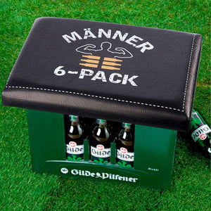 Der Bierkastensitz für Sportler hat die Aufschrift: Männer 6 Pack, gerne auch für den Biertrinksportverein genommen