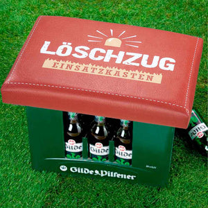 Auf einem Bierksten ist ein Bierkastensitz mit Spruch: Löschzug, Einsatzkasten. Eine gute Geschenkide für jemanden der bei der Feuerwehr ist.