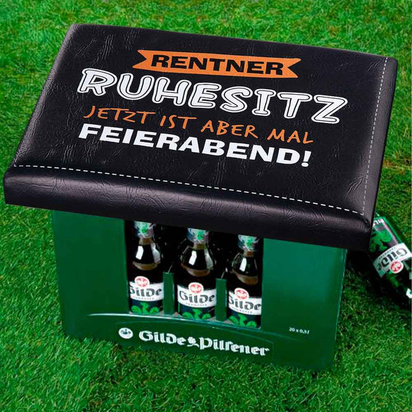 Bierkasten mit Sitzpolster für Rentner. Aufschrift Ruhesitz jetzt ist aber mal Schluß. Ideale geschenkidee für menschen die gerade in Rente gehen.