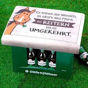 Bequemer Bierkastensitz für Reiter, Reitschulen, Pferdeställe mit dem Spruch: Es trinkt der Mensch es säuft das Pferd, bei Reitern ist das umgekehrt.