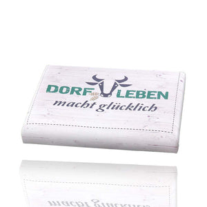 Bierkastensitz mit einer Kuh und dem Spruch, Dorfleben macht glücklich