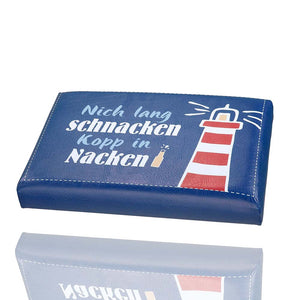 Bierkastensitz mit Spruch: Nicht lang schnacken Kopp in Nacken. Auf dem Bierkastenpolster ist ein Leuchtturm.