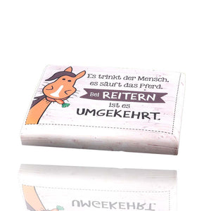 Bierkastensitz mit einem Pferd und dem Spruch: Es trinkt der Mensch es säuft das Pferd, bei Reitern ist das umgekehrt.