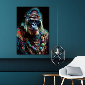 Gemälde von einem bunten Gorilla mit Sonnenbrille und farbiger Kleidung hängt an einer türkisfarbenen Wand