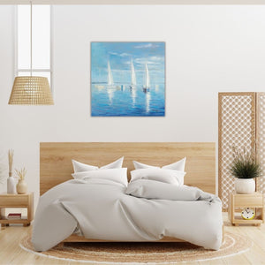 Eine helle Raumansicht einer modern eingerichteten Ferienwohnung, die das quadratische, maritime Acrylgemälde als Wanddekoration über dem Bett präsentiert. Das Gemälde zeigt Segelboote auf dem Meer im Sonnenschein.