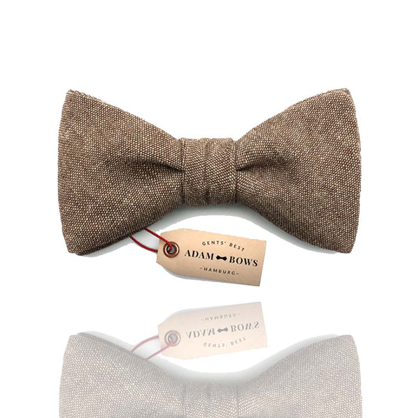 Die braune Leinenfliege Bosse von Adam Bows ist die ideale Wahl für deinen Vintage Look. Mit ihrer groben Leinen-Struktur fügt sie sich perfekt in den angesagten Vintage/Boho Stil ein, besonders auf Hochzeiten.