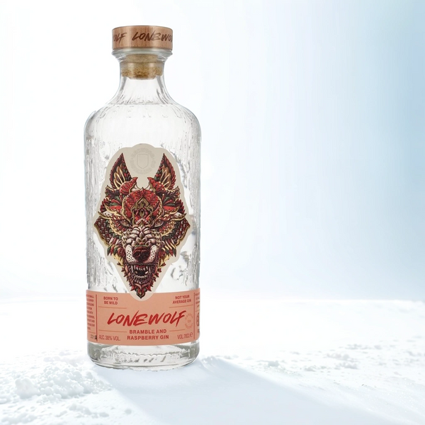 Die Flasche Gin sieht vereist aus auf ihr ist ein großer Wolfskopf. Auf der Flasche steht LONEWOLG Bramble & Rasperry Gin