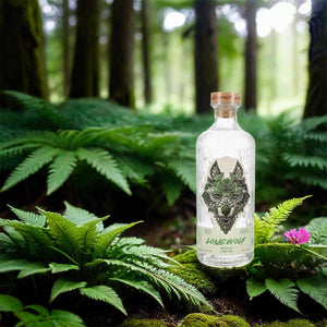 Lonewolf Mexican Lime Gin steht auf einer schicken Flasche. Auf der Flasche ist ein großer grüner Kopf von einem Wolf