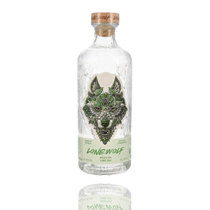 Auf der schicken Flasche ist ein grüner Wolfskopf. LONEWOLF Mexican Lime Gin von BREWDOG steht auf der Flasche