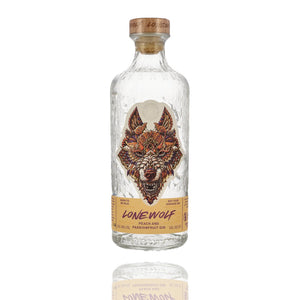 LOnewolf Peach & Passionfruit Gin steht auf einer Flasche mit dem orangenen großen Wolfskopf