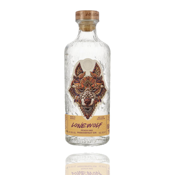 LOnewolf Peach & Passionfruit Gin steht auf einer Flasche mit dem orangenen großen Wolfskopf