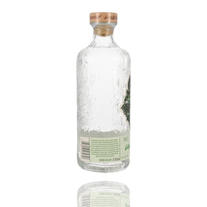 Die Flasche sieht wie vereist aus. Auf der Flasche ist ein Kopf von einem Wolf.