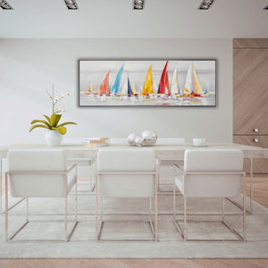 Ein modernes Esszimmer-Interieur mit hellen Holzmöbeln, weißen Designstühlen und einem prominent an der Wand hängenden, gerahmten Acrylgemälde im Querformat, das eine bunte Segelboot-Regatta auf abstraktem, grauem Wasser darstellt, flankiert von einem Holzschrank und einer weißen Orchidee.