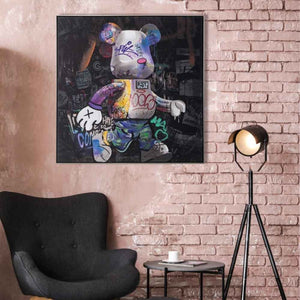 An einer rosa Wand hängt ein gerahmtes Accrylgemälde mit einem Bären und schwarzen Hintergrund. Das Kunstwerk ist im Graffity Style gemalt.